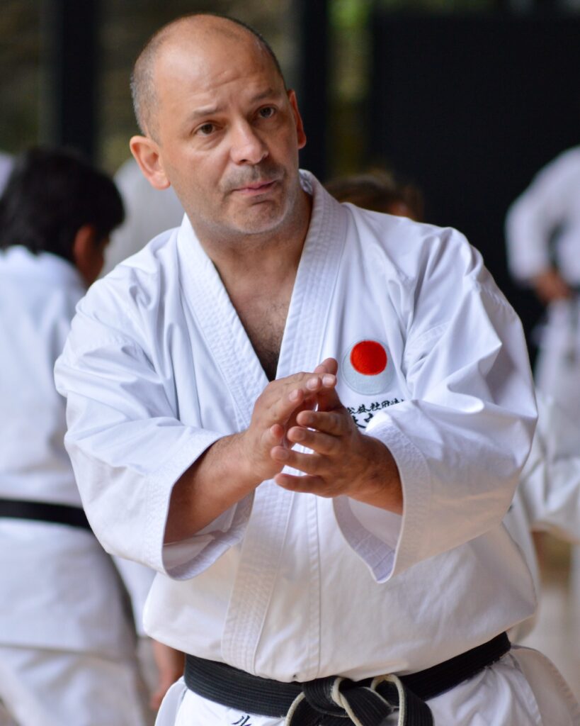 Foto de Sensei enseñando y animando a sus discípulos